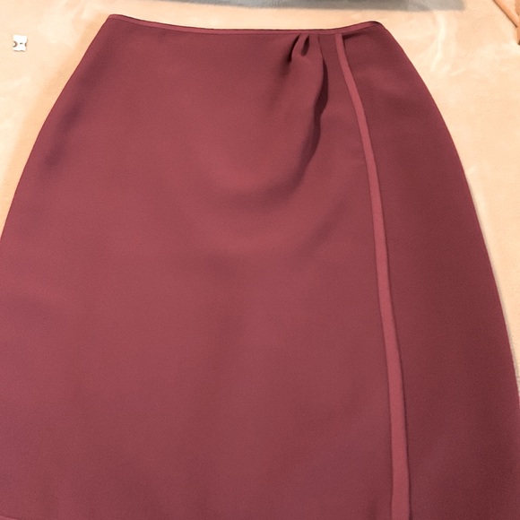 Beautiful like new wine colored Ann Taylor skirt . Worn once. - Picture 1 of 5